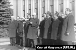 Адкрыцьцё бюстаў Маркса і Леніна каля будынку ЦК КПБ, вясна 1980. Зьлева направа: старшыня Прэзыдыюму ВС БССР Іван Палякоў, сакратар ЦК КПБ Мікалай Дземянцей, скульптар Заір Азгур, 1-ы сакратар ЦК КПБ Пётра Машэраў і іншыя. Фота Сяргея Навумчыка