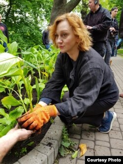 Римма Зюбина во время акции "Сажайте цветы, а не людей" в поддержку украинских политзаключенных