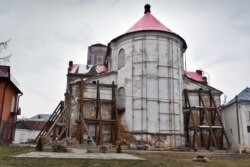 Каб каталіцкая сьвятыня не развалілася, яе падперлі жалезнымі канструкцыямі