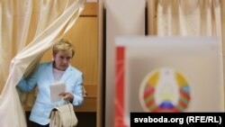 Парлямэнцкія выбары. Старшыня ЦВК Лідзія Ярмошына на выбарчым участку, галасуе датэрмінова. Менск, 7 верасьня 2016 году