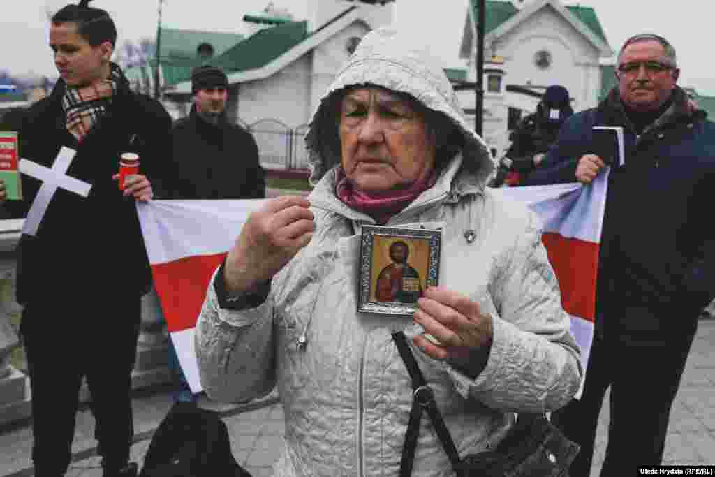 Малітвы ладзяць у сувязі са&nbsp;зносам крыжоў&nbsp;у Курапатах. Некаторыя прысутныя выказвалі абурэньне або шкадаваньне з гэтай нагоды