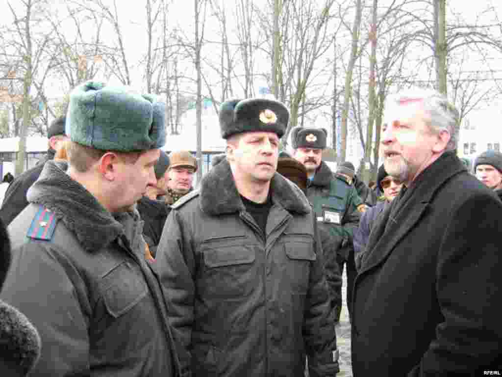 Міліцыянты спрабуюць сарваць сустрэчу А.Мілінкевіча з жыхарамі Рэчыцы, 16 лютага