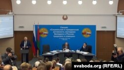 На сэкцыі ў Магілёўскім унівэрсытэце. Выступае міністар адукацыі Ігар Карпенка «;.