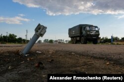 Ресей әскерінің техникасы жарылмаған оқ-дәрінің маңынан өтіп барады. Ресей бақылауындағы Чорнобевка ауылы. Херсон облысы, 26 шілде 2022 жыл.