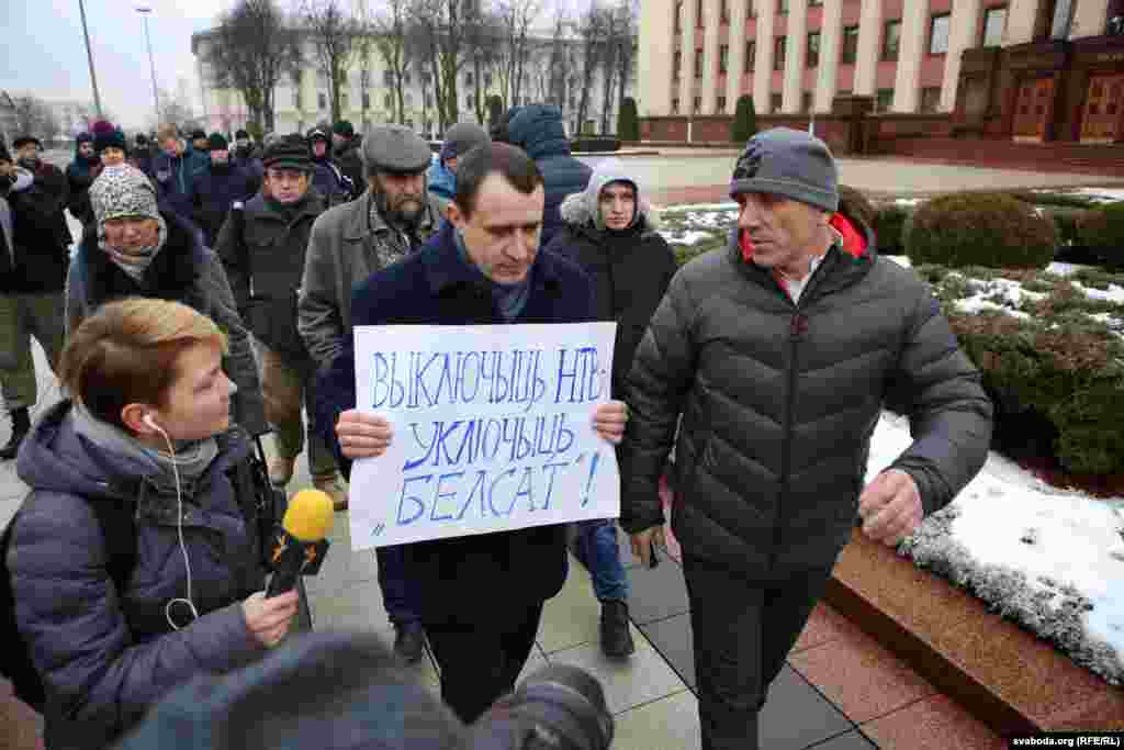 Праз гадзіну па пачатку пікету чалавек у цывільным, які не назваўся, запрасіў некалькіх актывістаў на прыём у адміністрацыю