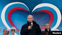 Путин дар тазоҳурот ба шарафи "ҳамроҳшавӣ"-и Қрим