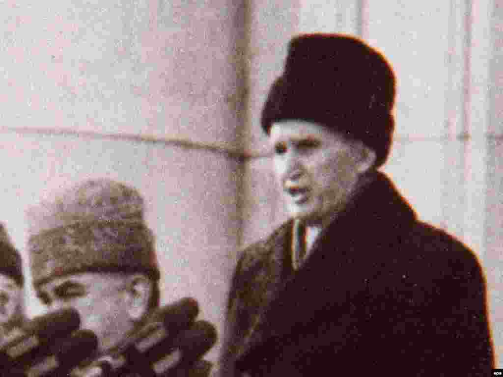 Rumıniyanın kommunist diktatoru Nicolae Ceausescu (sağda) sonuncu dəfə ictimaiyyət qarşısında &ccedil;ıxış edir, 21 dekabr 1989