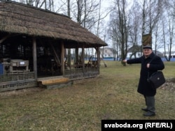 Міхась Бернат каля адной з гаспадарчых пабудоваў на тэрыторыі музэйнага комплексу