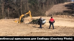 Тут і ніжэй фота: Служба аўтамабільных дарог у Ровенскай вобласьці адмыслова для Свабоды
