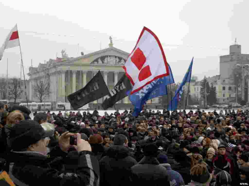 Плошча напалову запоўненая людзьмі.