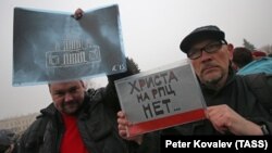 Митинг противников передачи Исаакиевского собора РПЦ в Санкт-Петербурге