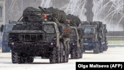 Российские зенитно-ракетные комплексы С-400 на военном параде в Петербурге 27 января 2019 года 