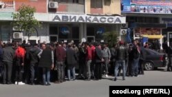 Дар навбати харидани билет. Акс аз бойгонӣ 