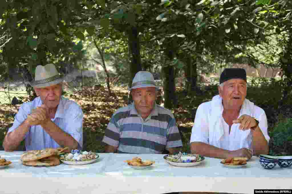 Жамбай ауылының ақсақалдары. Әдетте аулаға дастархан жайылып, той иелері қонақтарды күтіп алады. &nbsp;