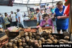 Інга на закупах. Гандляркі дапамагаюць накладаць садавіну