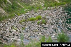 У вадзе плаваюць дошкі і іншае сьмецьце