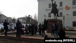 Людзі зьбіраюцца каля помніка князю Альгерду