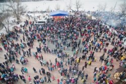 Қалалық мәдениет және демалыс саябағында мерекелік шарада жүрген адамдар. Орал, 13 наурыз 2016 жыл.