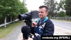 Андрэй Павук здымае відэа для свайго YouTube-каналу «Рудабельская паказуха». Акцябрскі, 2016 год