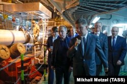 Владимир Путин и глава "Газпрома" Алексей Миллер на работах по строительству "Турецкого потока"