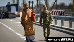 Архіяпіскап на памежным пераходзе з анэксаваным Крымам, красавік 2018 году