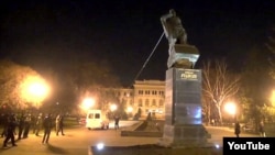 Ukraine - Demolition of а monument to Nikolay Rudnev in Kharkiv, 11Apr2015