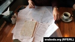 Анастасія з Барысава паказвае дакумэнты ад мэдыкаў і сьледчых