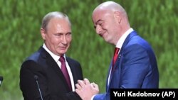 Президент ФИФА Джанни Инфантино (справа) и президент России Владимир Путин на гала-концерте в Большом театре, посвященном закрытию чемпионата мира по футболу. Москва, 14 июля 2018 г.