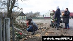 Жанчыны плачуць на месцы трагедыі ў Ружанах, 18 лютага 2019