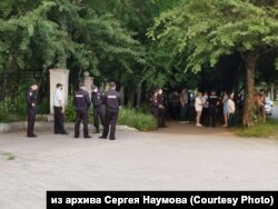 Полицейские во время митинга в поддержку арестованного губернатора Фургала, Комсомольск-на-Амуре