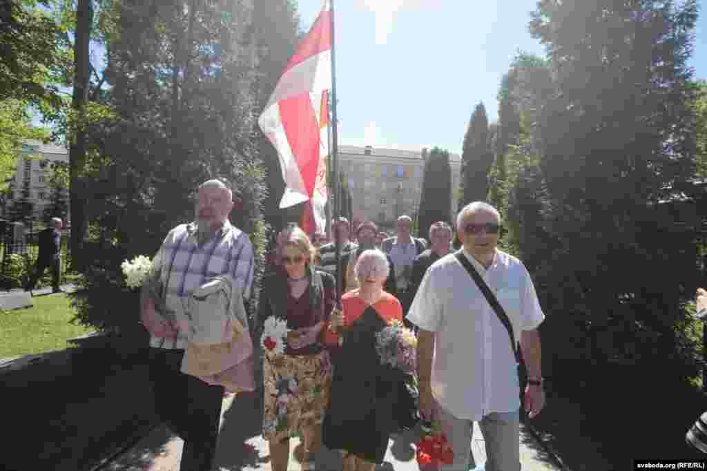 Прыхільнікі Статкевіча дачакаліся, пакуль скончыцца афіцыйнае мерапрыемства