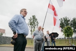 Юрась Зянковіч (крайні зьлева) падчас пікету ля ўрочышча Курапаты, 14 чэрвеня 2018