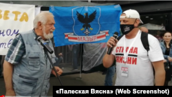 Руслан Парфёнаў (справа) на пікеце ў Мазыры дыскутуе з выступоўцам, скрыншот зь відэа праваабарончай арганізацыі «Палеская Вясна»