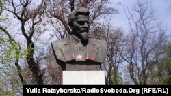 "Дэкамунізацыя ў Днепрапятроўску": помнік Калініну запэцкалі чырвонай фарбай