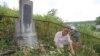 Belarus - activist at the grave of Vasil Strupavets, 31juj2017