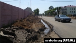 Ходнікаў няма, дарогі да ладу не даведзеныя. Жыхары перасоўваюцца хто як можа.