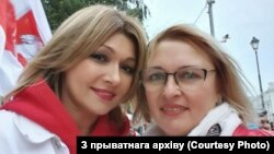 Анжаліка Агурбаш і Сьвятлана Мішурава ля амбасады Беларусі ў Маскве