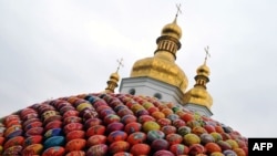 "Сфера добра и духовного возрождения" художницы Оксаны Мас перед Киево-Печерской Лаврой на Пасху 2010 года