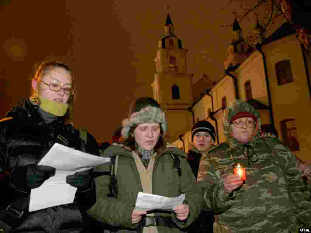 Малітва і сьвечкі каля былога кляштара бэрнардынаў у Менску