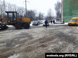 На сустрэчу з жыхарамі мікрараёну разам чыноўнікамі прыехалі трактар і ДАІ