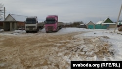 Паводле Аляксандра Грудзіны, на месцы, дзе цяпер грузавікі, стаяла Сьвята-Траецкая царква, у якой служыў бацька Міхася Зарэцкага