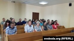 У судовай залі. У цэнтры бацькі абвінавачанага Андрэя Гаўраша