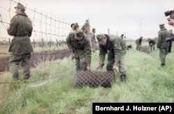 "Ты помнишь, как всё начиналось..." Венгерские пограничники ведут демонтаж "железного занавеса" – проволочных заграждений на границе с Австрией. Хедьешхалом, Венгрия, 2 мая 1989 года