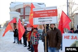 Участники пикета против запрета акций протеста на площади Новособорной в Томске