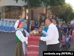 Гэтак віталі на сьвяце старшыню гарвыканкаму Ўладзімера Цумарава.