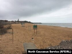 В Каспийске единственный пляж в черте города начали засыпать несколько дней назад