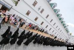 Траурное шествие монахинь в Киев-Печерской лавре перед гробом митрополита Владимира