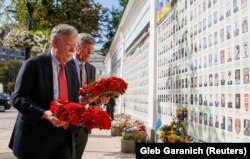 Джон Болтан 27 жніўня ў Кіеве на алеі памяці ўкраінскіх вайскоўцаў, якія загінулі ў выніку расейскай агрэсіі ў Данбасе: