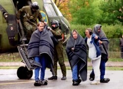 Спасенные пассажиры «Эстонии», 28 сентября 1994 года. Фото: Reuters