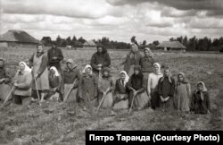 Сяляне займаюцца праполкаю калгаснай бручкі, вёска Зарытава, 1952 год